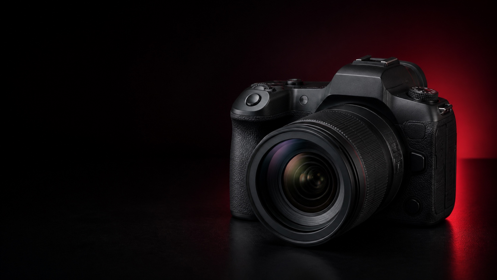 Фотореалистичная предметная иллюстрация Canon EOS R5 Mark II с объективом в тёмной графитовой студии с красным акцентом. Иллюстрация для страницы «Продать Canon EOS R5 Mark II в Москве дорого сегодня».