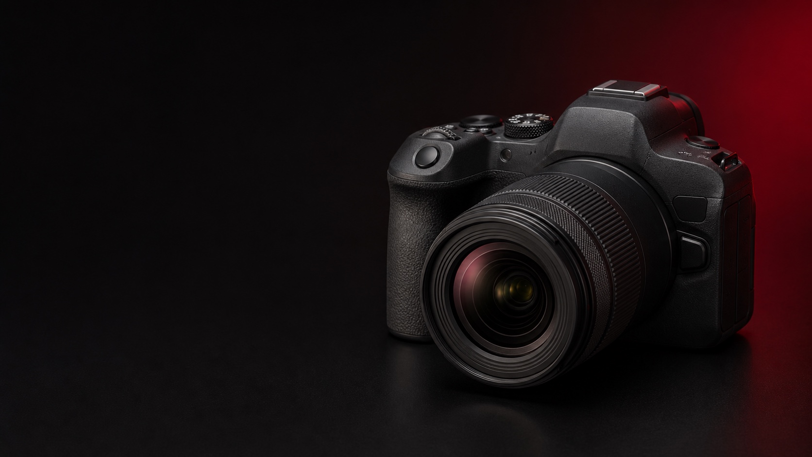 Фотореалистичная предметная иллюстрация Canon EOS R6 Mark II с объективом в тёмной графитовой студии с красным акцентом. Иллюстрация для страницы «Продать Canon EOS R6 Mark II в Москве дорого сегодня».