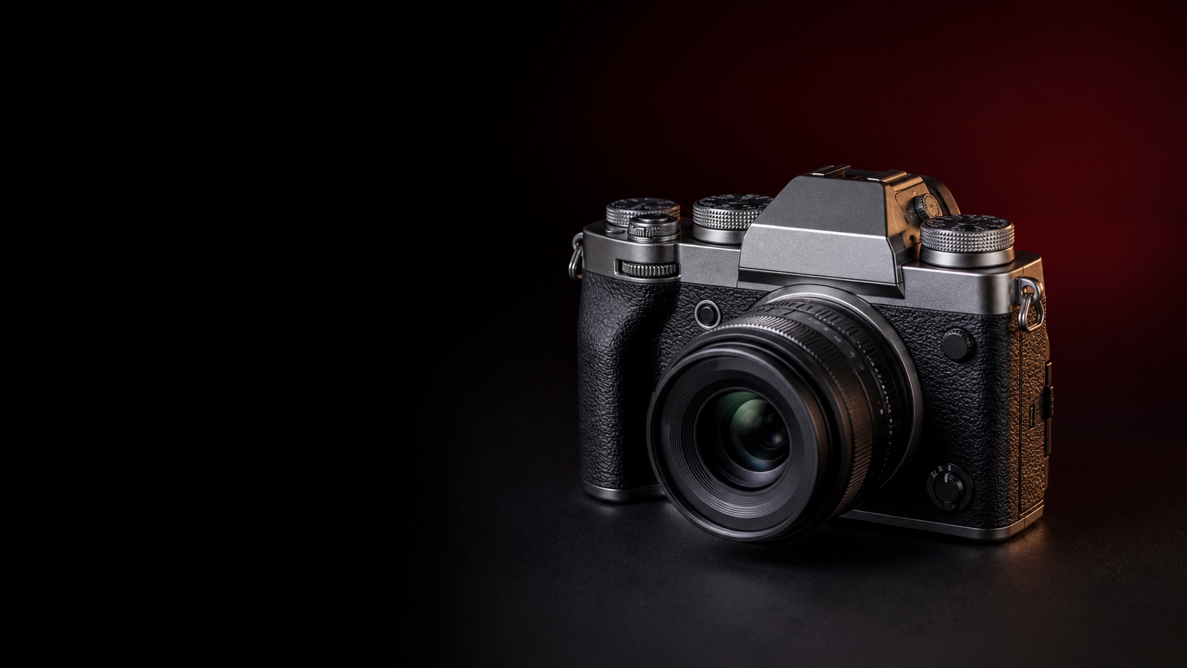 Фотореалистичная предметная иллюстрация Fujifilm X-T5 с объективом в тёмной студии с тёплым янтарным акцентом. Иллюстрация для страницы «Продать Fujifilm X-T5 в Москве дорого сегодня».
