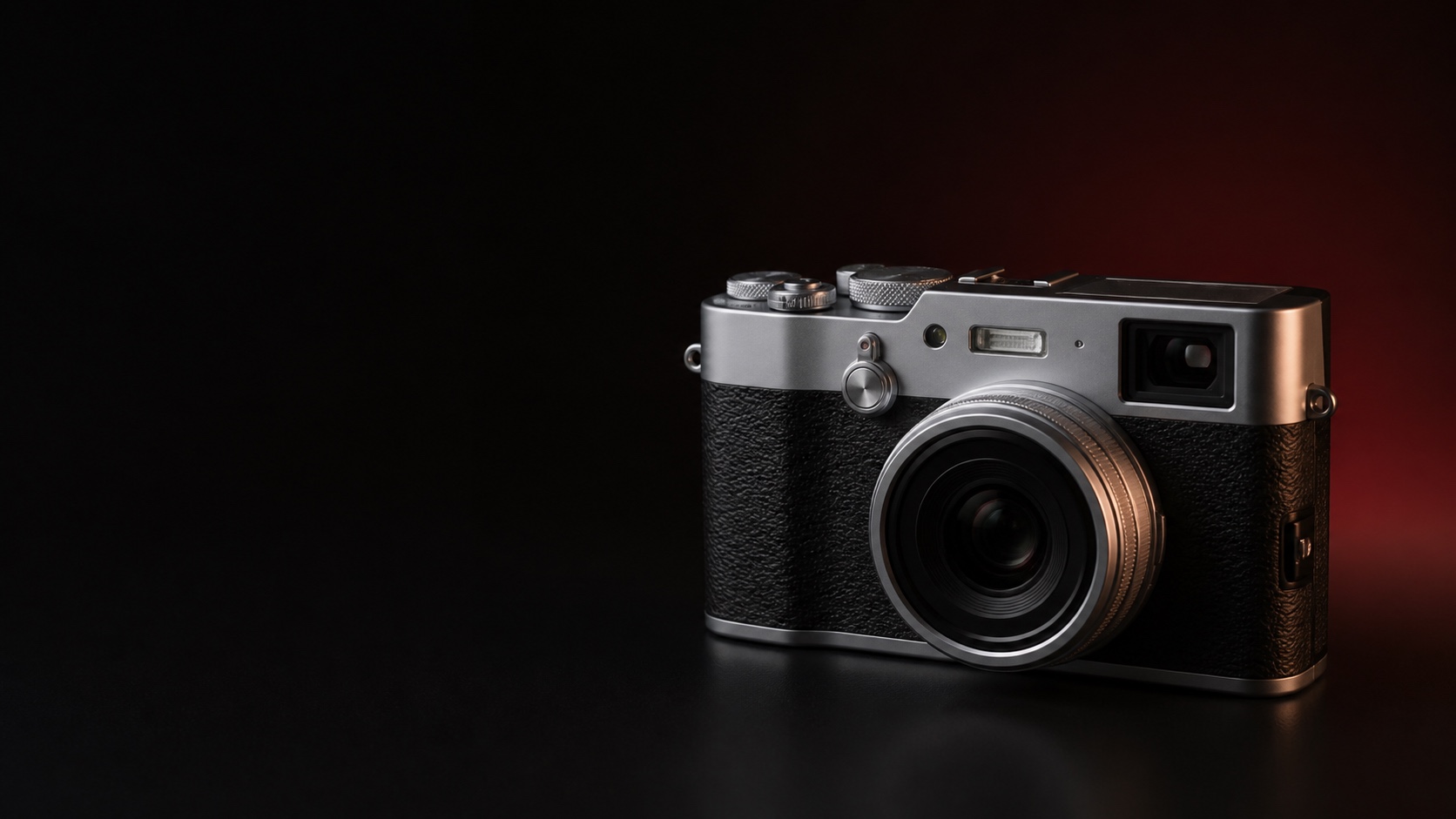 Фотореалистичная предметная иллюстрация компактной Fujifilm X100VI со встроенным объективом в тёмной студии с тёплым янтарным акцентом. Иллюстрация для страницы «Продать Fujifilm X100VI в Москве дорого сегодня».