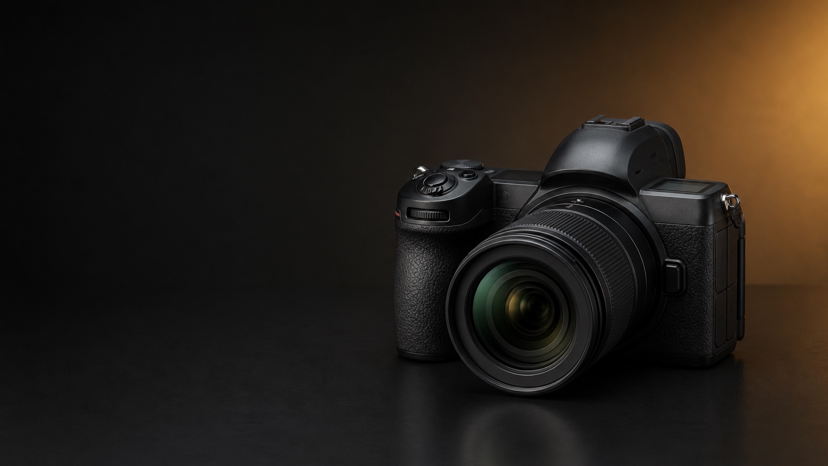 Фотореалистичная предметная иллюстрация Nikon Z6III с объективом в тёмной графитовой студии с янтарным акцентом. Иллюстрация для страницы «Продать Nikon Z6 III в Москве дорого сегодня».