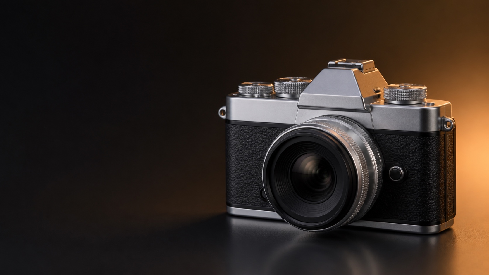 Фотореалистичная предметная иллюстрация Nikon Zf с ретро-дисками управления в тёмной графитовой студии с янтарным акцентом. Иллюстрация для страницы «Продать Nikon Zf в Москве дорого сегодня».