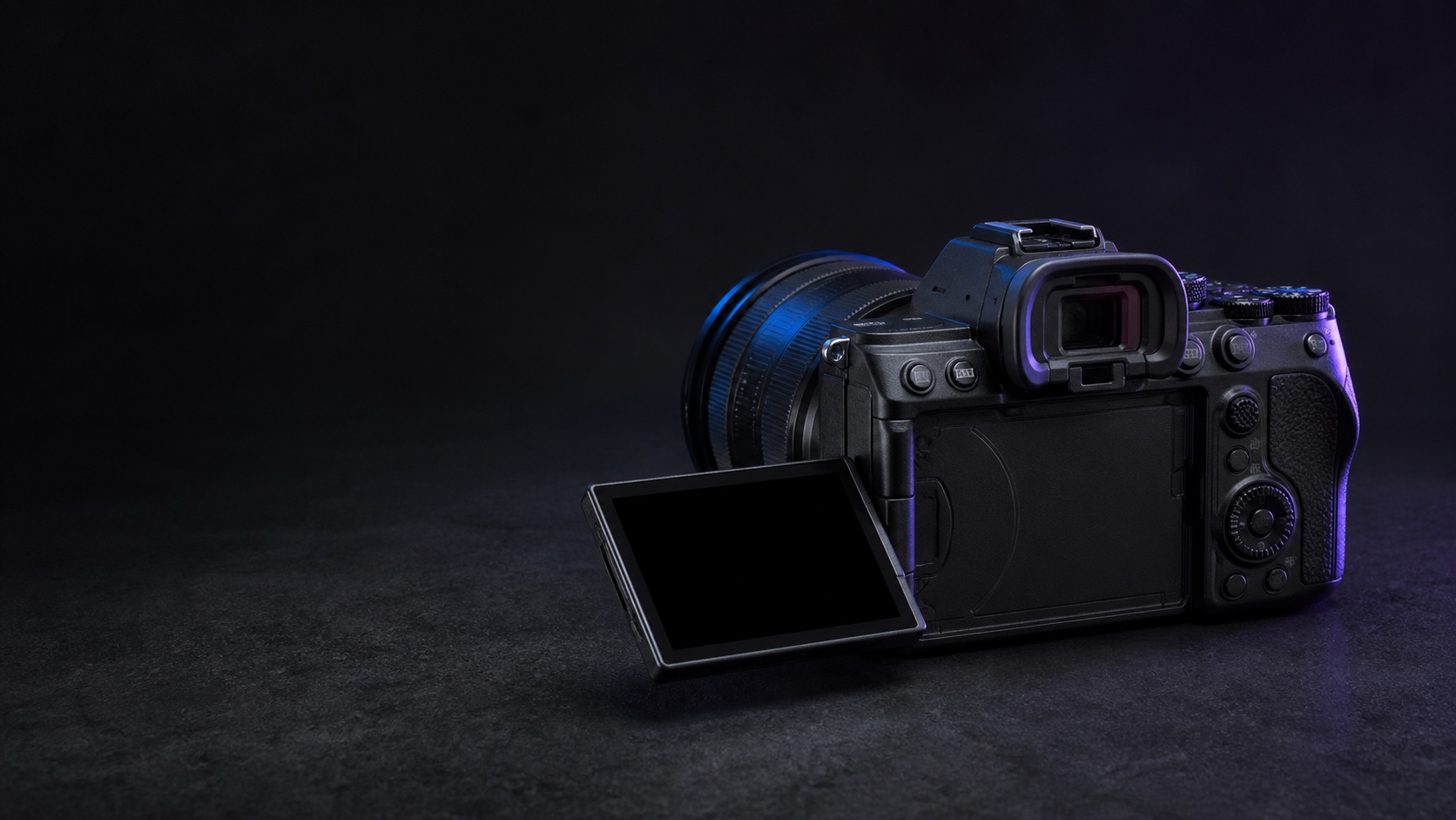 Фотореалистичная предметная иллюстрация Sony Alpha 7R V с раскрытым multi-angle экраном в тёмной графитовой студии с синим акцентом. Иллюстрация для страницы «Продать Sony Alpha 7R V в Москве дорого сегодня».