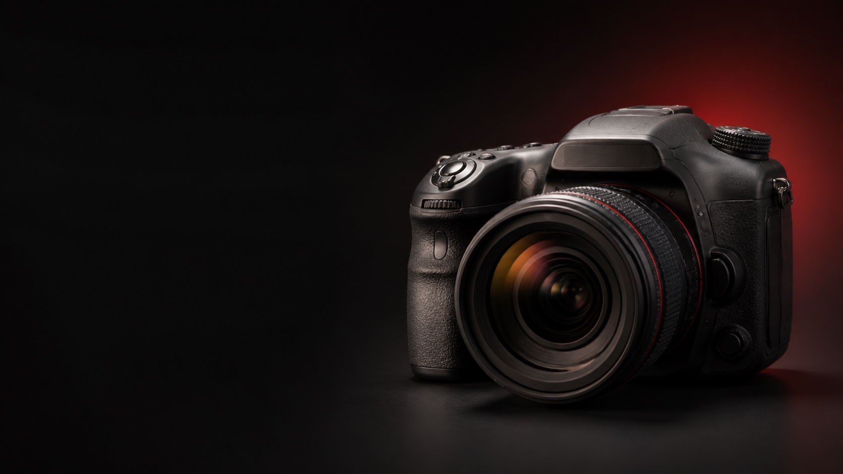 Фотореалистичная предметная иллюстрация Sony Alpha 99 II с объективом A-mount в тёмной графитовой студии с янтарно-красным акцентом. Иллюстрация для страницы «Продать Sony Alpha 99 II в Москве дорого сегодня».