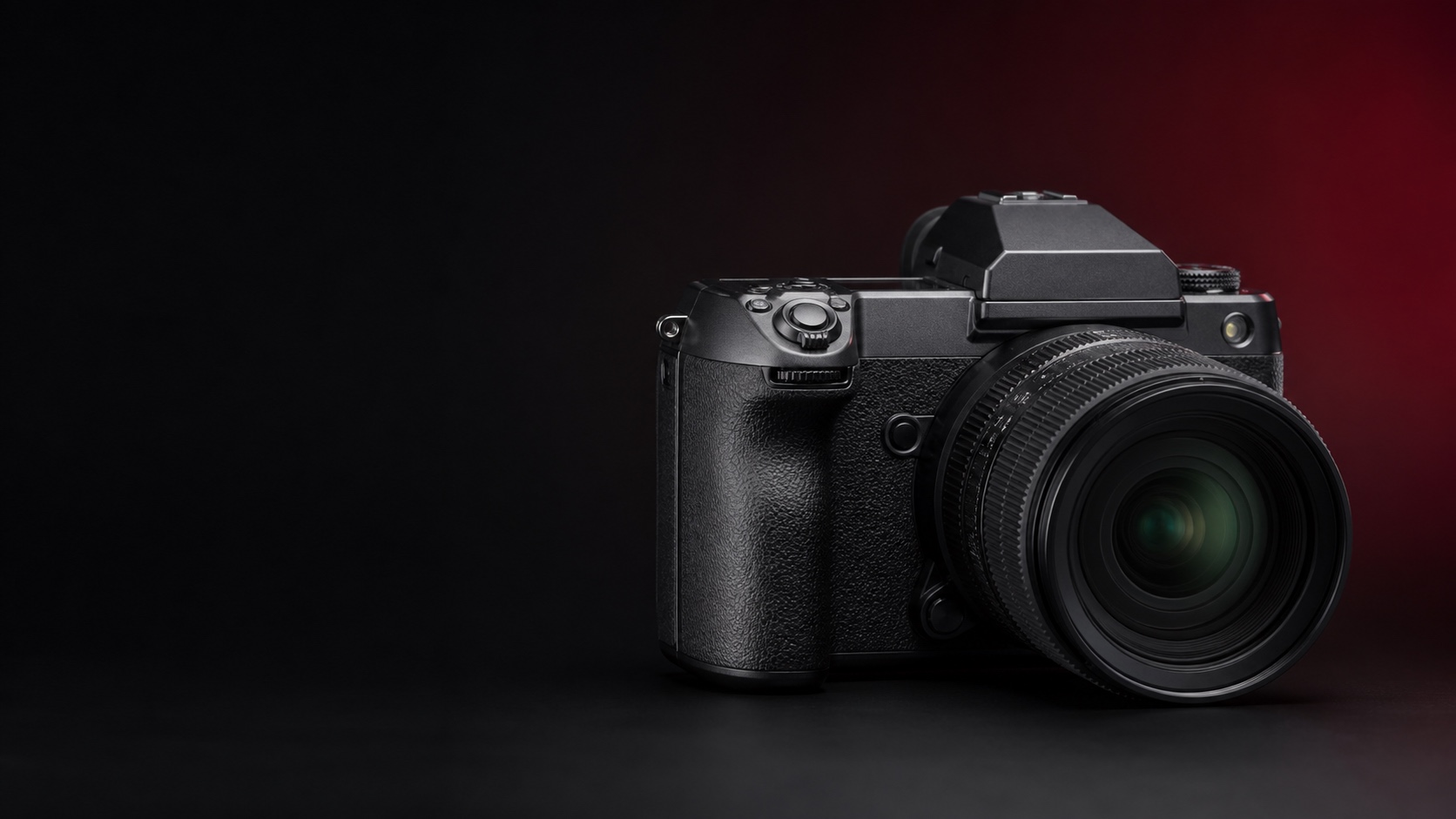 Фотореалистичная предметная иллюстрация среднеформатной Fujifilm GFX100 II с крупным объективом в тёмной студии с тёплым янтарным акцентом. Иллюстрация для страницы «Продать Fujifilm GFX100 II в Москве дорого сегодня».