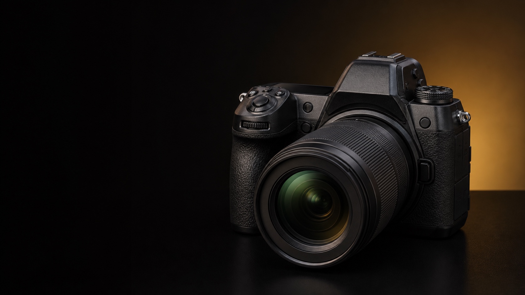 Фотореалистичная предметная иллюстрация Nikon Z8 с объективом в тёмной графитовой студии с янтарным акцентом. Иллюстрация для страницы «Продать Nikon Z8 в Москве дорого сегодня».