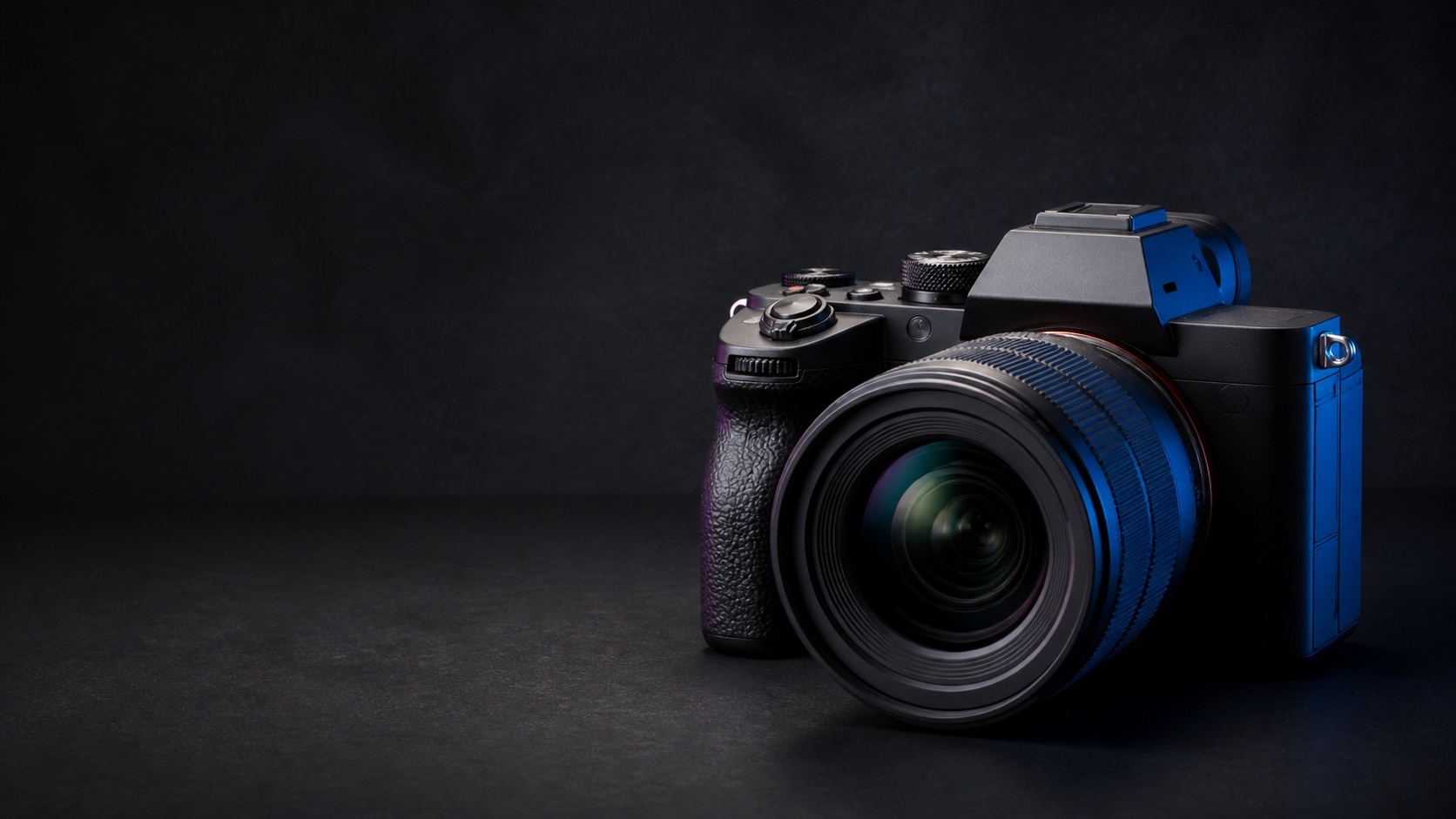 Фотореалистичная предметная иллюстрация Sony Alpha 7 IV с объективом в тёмной графитовой студии с синим акцентом. Иллюстрация для страницы «Продать Sony Alpha 7 IV в Москве дорого сегодня».